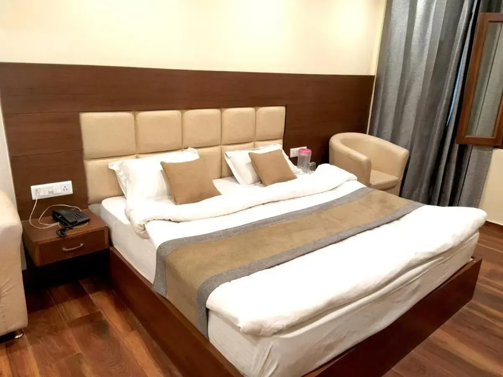 Hotel Samrat - On Mall Road