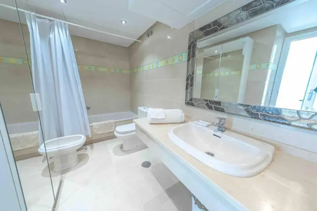 Brigth Apartment/2BED/2BATH/100m beach/Sea Views