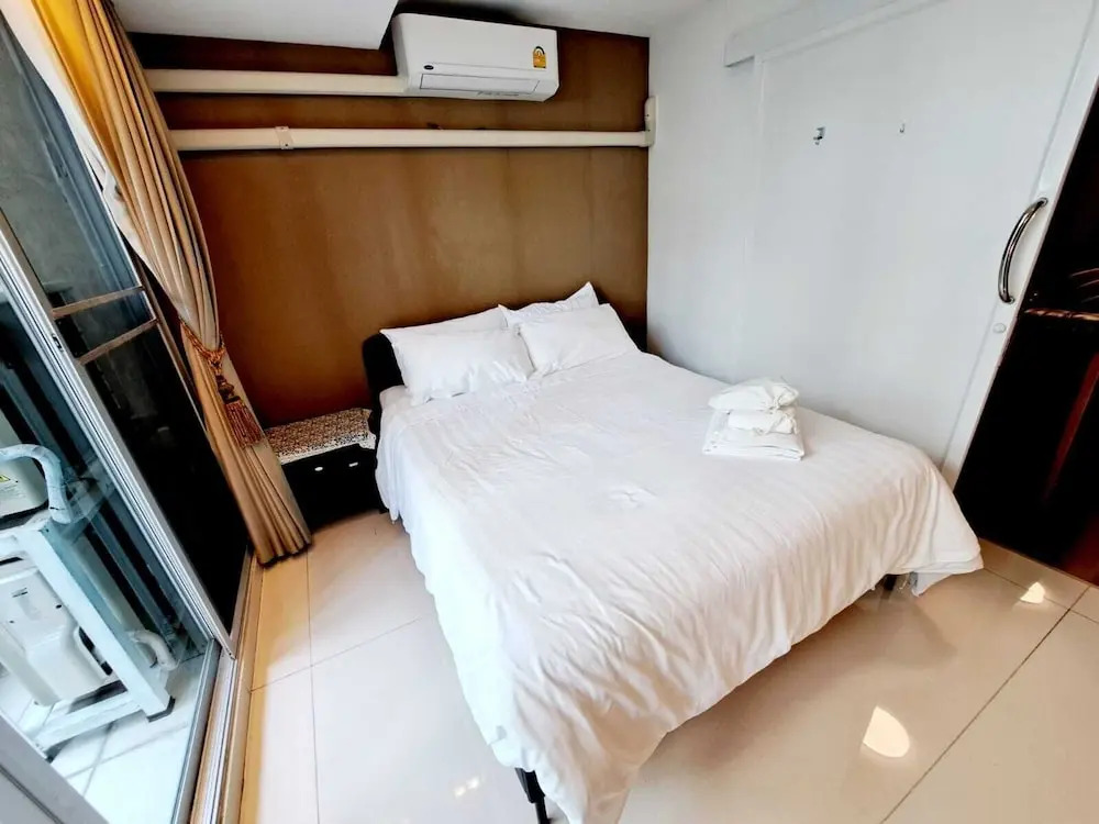 2D - 3 Bedroom Downtown Apartment With Shared Pool