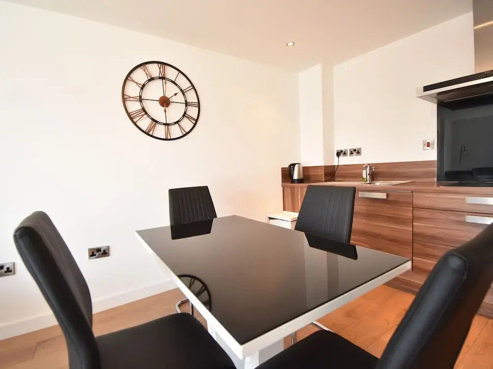 Contemporary Apartment in Sheffield near River