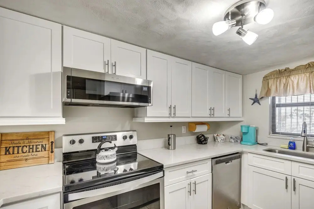 Daytona Condo w/ Community Pool, Walk to Beach!