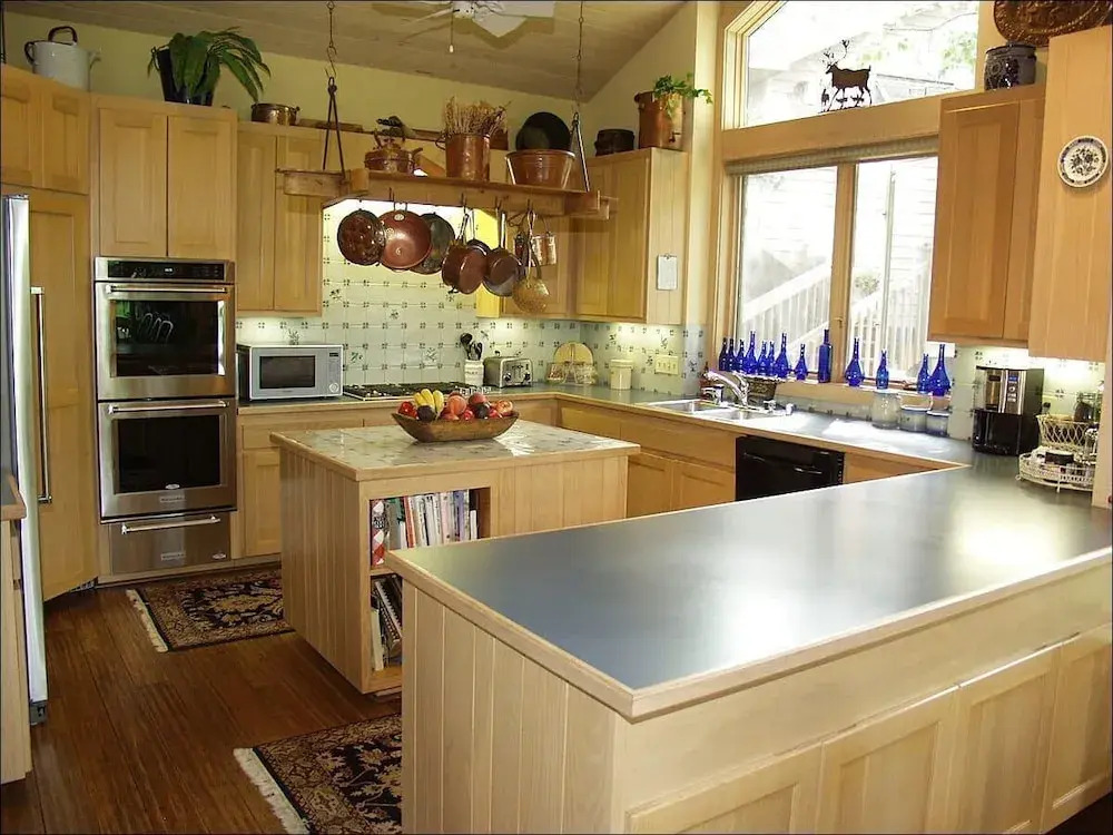 Walk 1 block to ski access - 6th bedroom mother-in-law unit optional Home by RedAwning