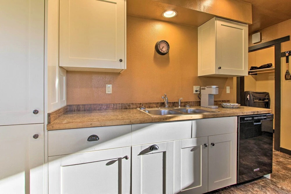 Updated Townhouse w/ Pergola, Walk to Downtown!