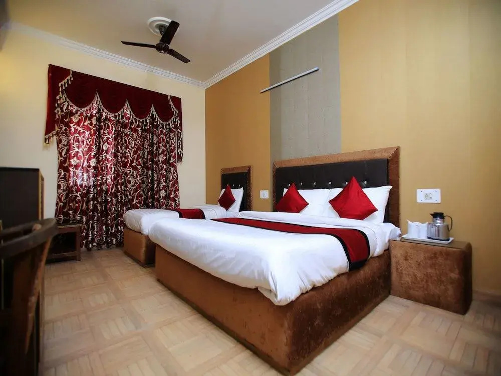 13326 Gupta Palace
