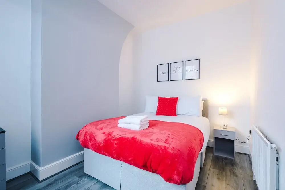 A-K Apartments - Spacious 4 Bedroom House, Central Location, Sleeps 8!