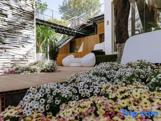 The better, under the green shade trees, forest garden full sea view holiday villa