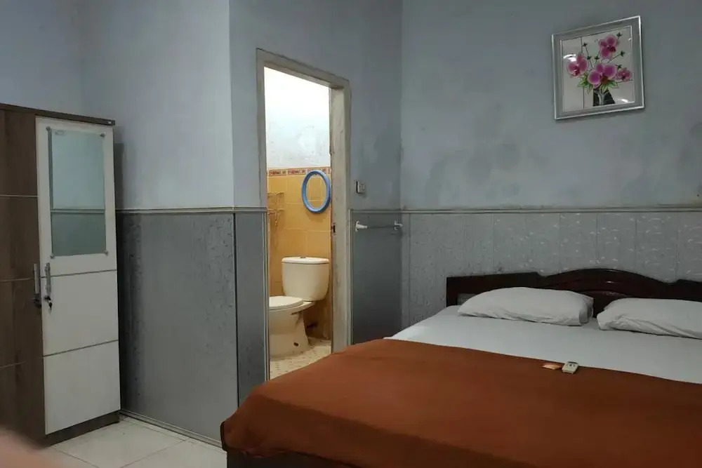 Hotel O Qq Kost Near Pantai Kebesaran Beach
