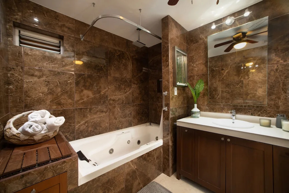 ARENA Stunning 2 BDR Beachfront- Designer Vibes