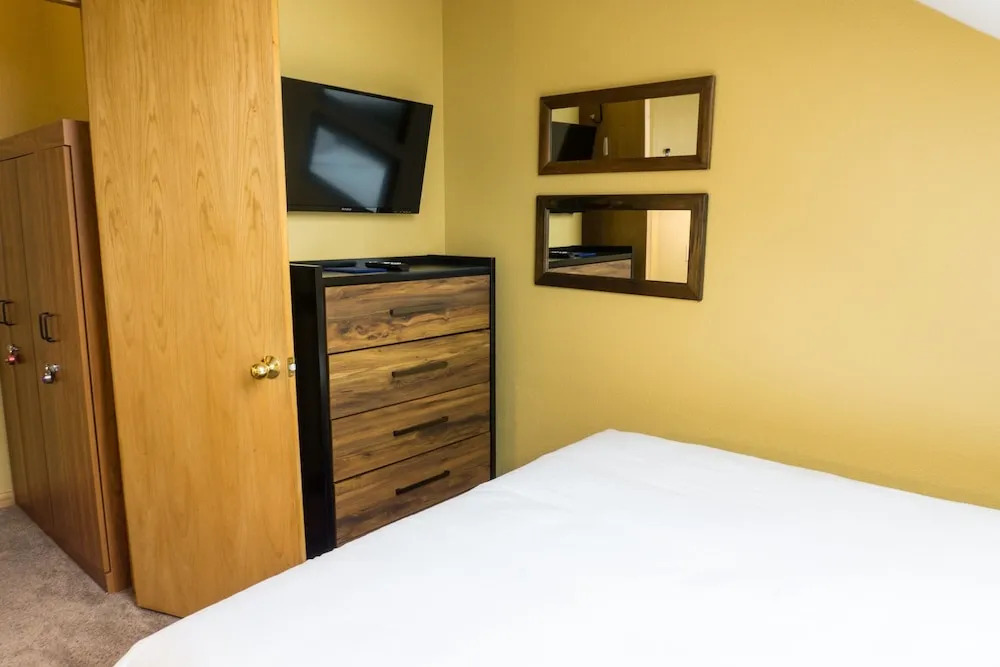 Bright Winter Stay W/skylight 2br/ba Short Stroll To Main St 2 Bedroom Condo by RedAwning