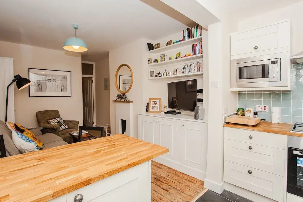 Beautiful 2 Bedroom Garden Apartment