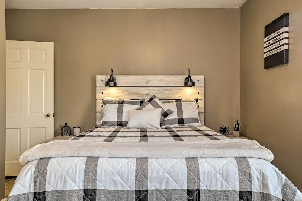 Chic & Cozy Greensboro Home, 2 Mi to Dtwn!