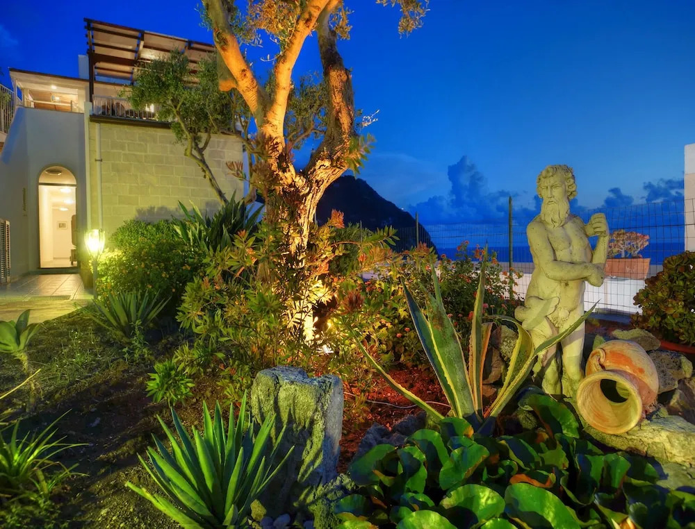 Ischia, With a Breathtaking View, in the Bay of Citara for 7 Persons