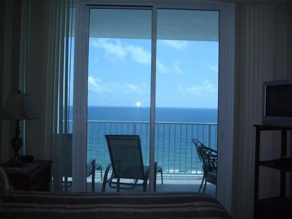Lighthouse 1405 by ALBVR - Floor to ceiling sliding glass doors - 2BR plus kids bunk room