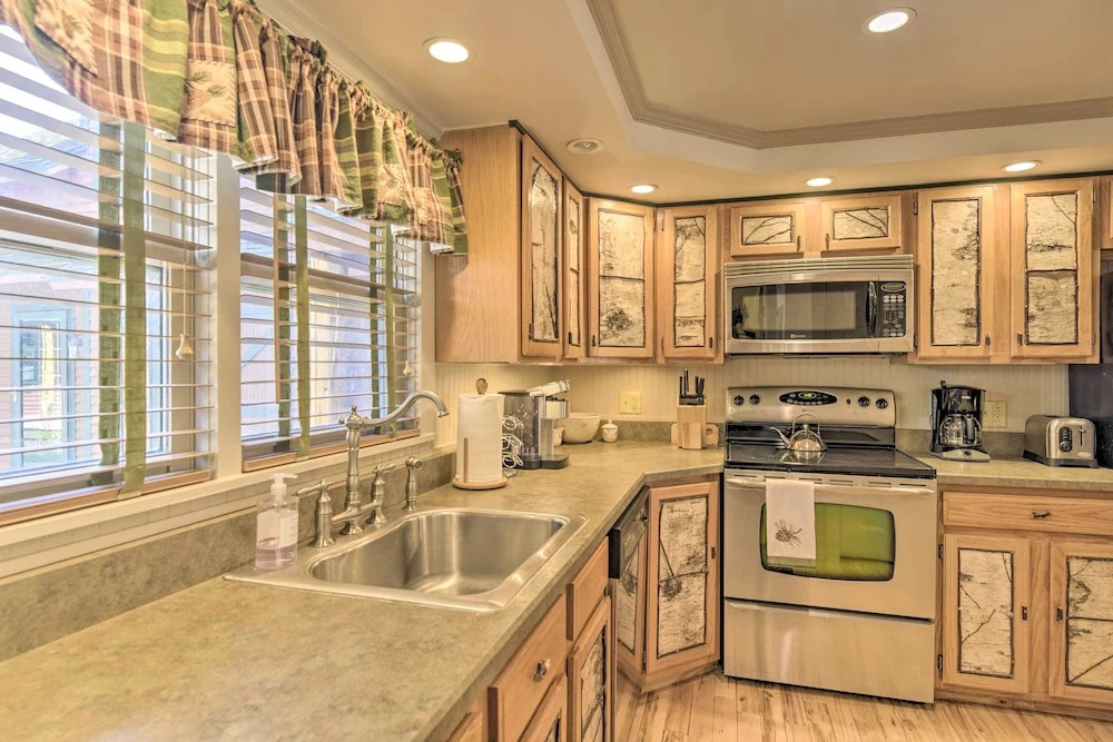 Townhome w/ Deck: Walk to Mirror Lake & Main St!