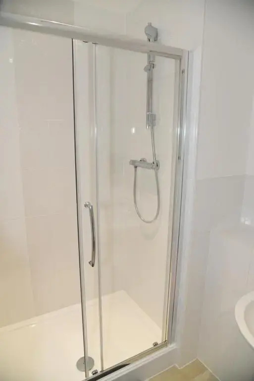 Fantastic 2 Dbl Bedroom Apt. Free Off-Road Parking