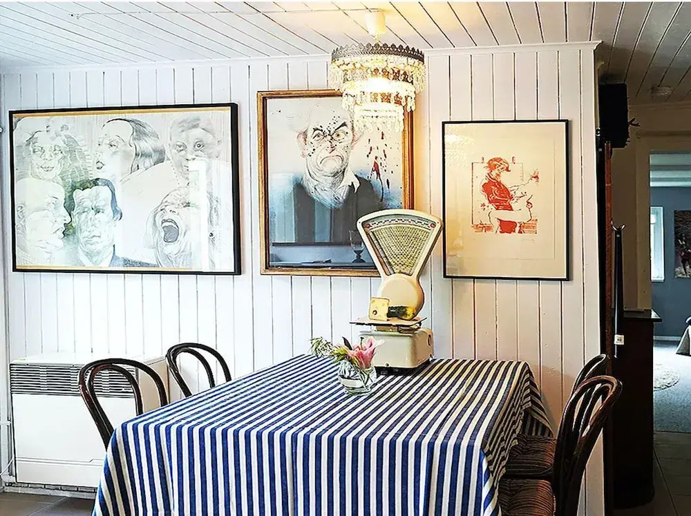 Holiday Home With art