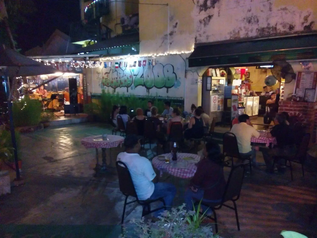 Discovery Cafe and Guesthouse