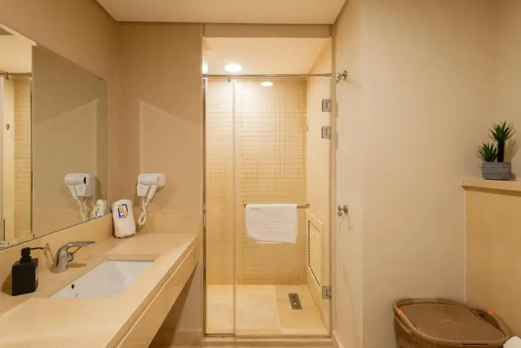 Jazzy 1BDR w Outdoor Pool View Terrace Free Pool & Beach Access