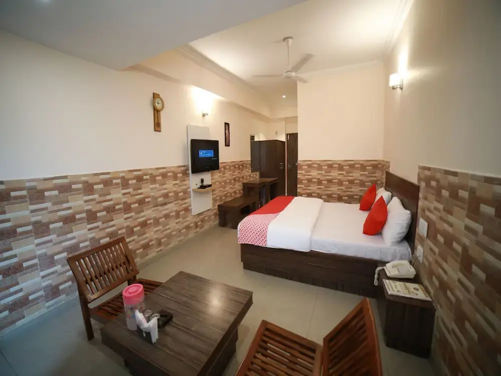 OYO 15561 Corporate Villa