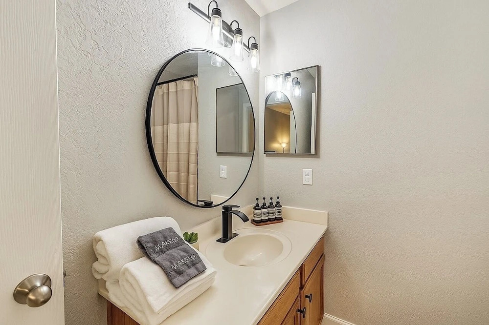 3BR Townhome w/ Pool & BBQ Near Disney