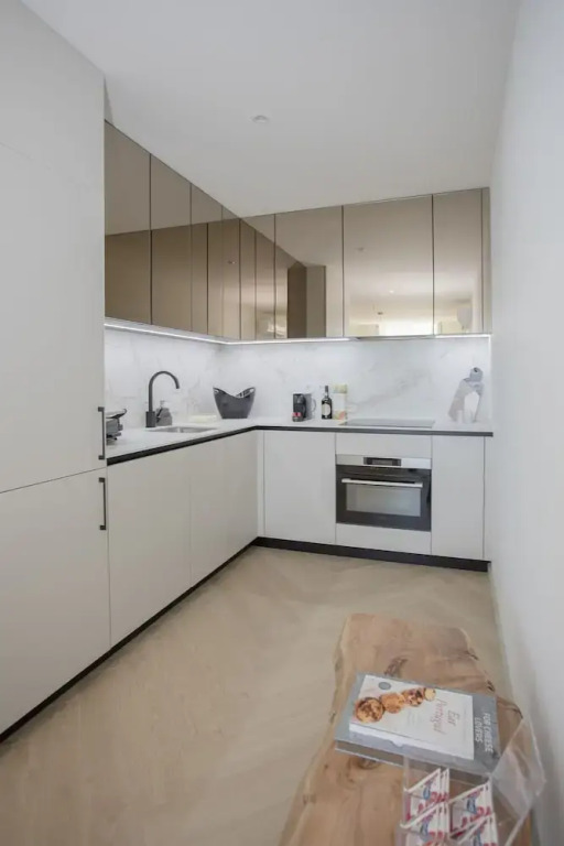 Liiiving - Luxury Beachfront Apartment V