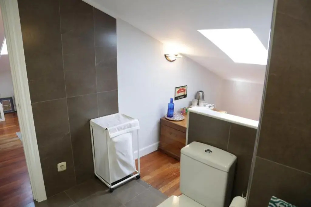 Habitación con baño, cerca de la playa