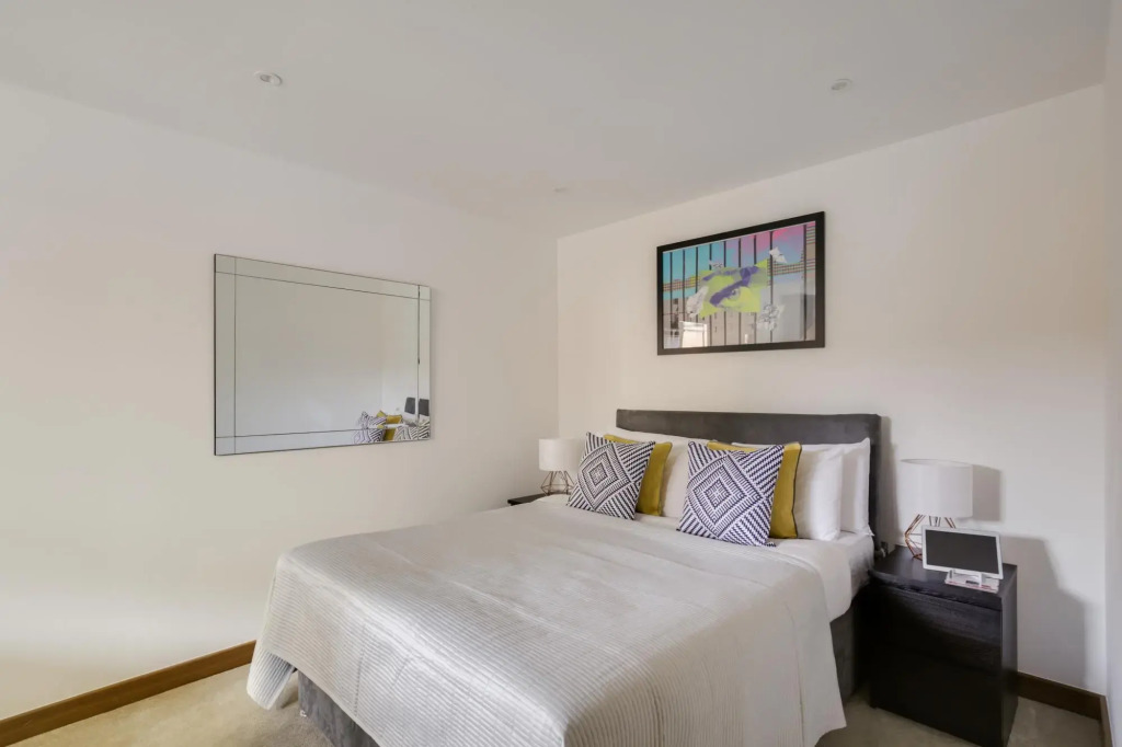 Spacious Two Bed w Balcony in Heart of Shoreditch