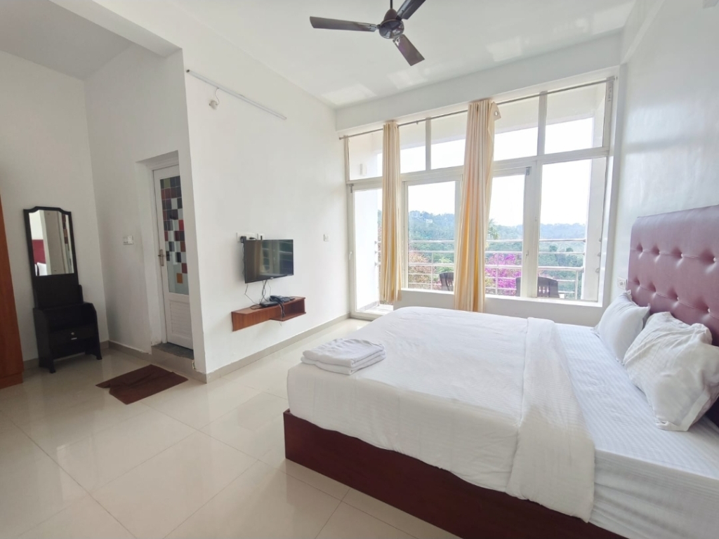 Holidayz by Stayz Royale Munnar - Misty & Sunrise Experience