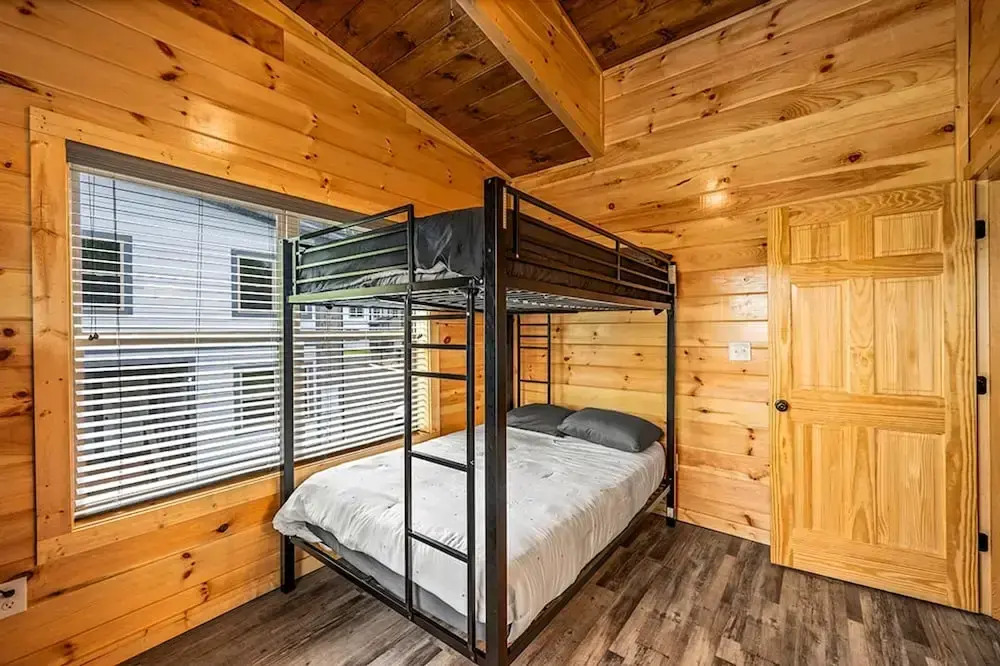 Brand New 4 4 Minutes to Dollywood w Hottub