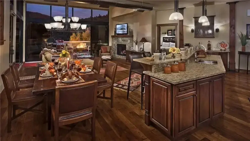 Ambassadors Penthouse 403 3 BedroomCondo By Moving Mountains