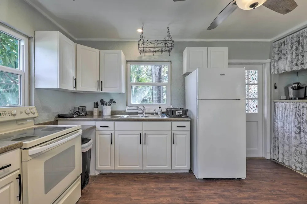 Cozy Crystal Beach Cottage: Walk to Shoreline