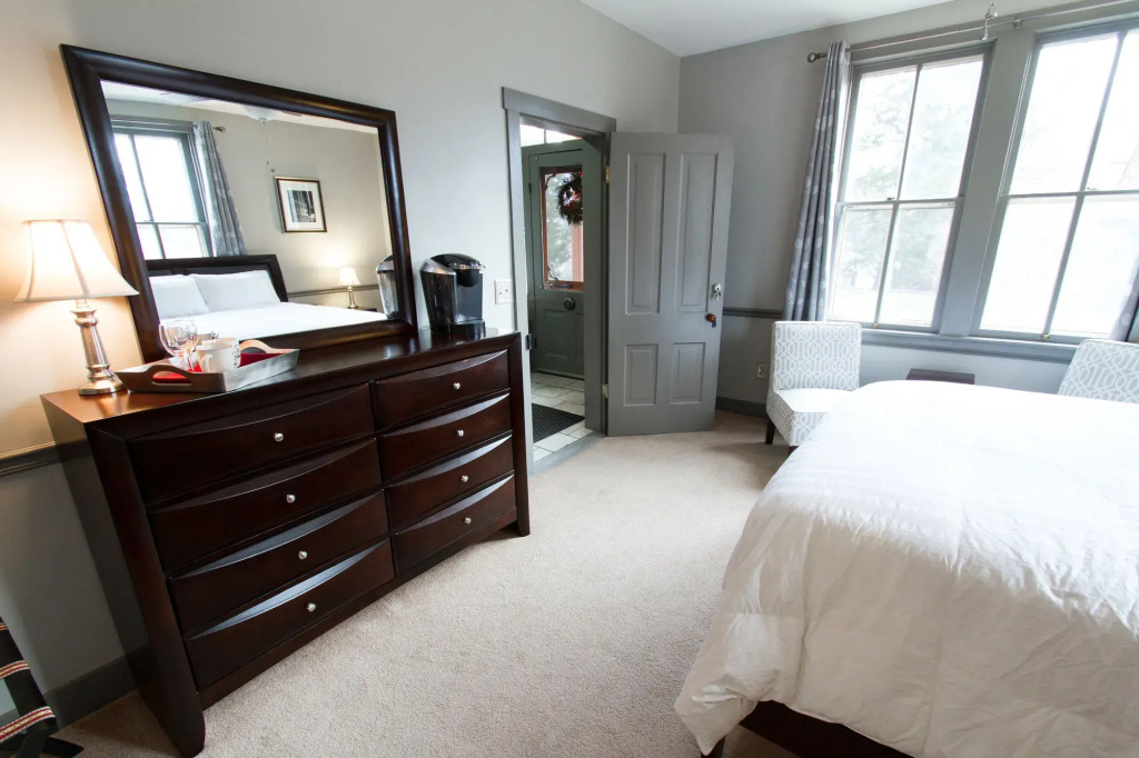 Captain Wohlt Inn Bed & Breakfast