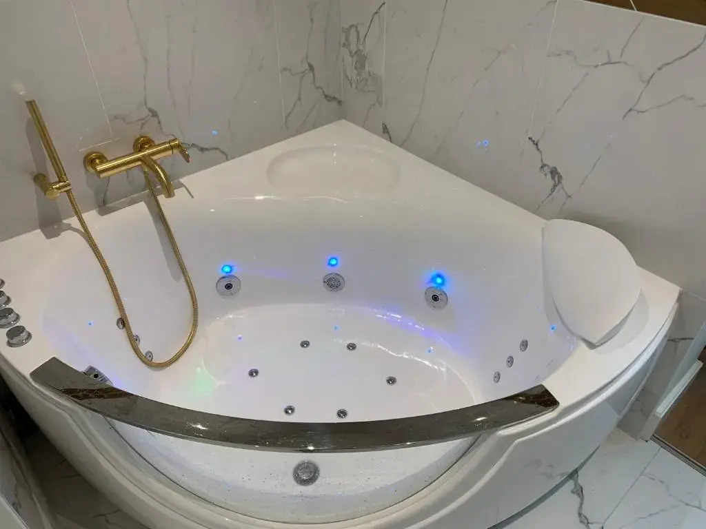 La Suite Royale (Adults Only)