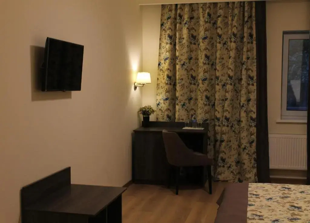 Non-stop hotel