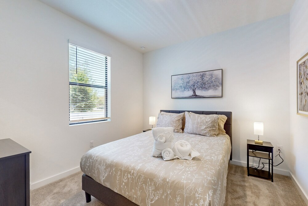 Newly Built Townhome, Private W/d, Free Wifi, Central AC and Full Kitchen