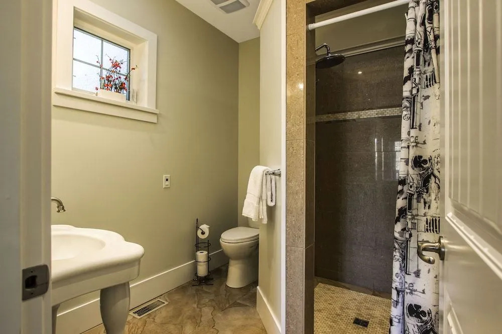 Kelowna Bed & Breakfast (CHATHAM HOUSE)