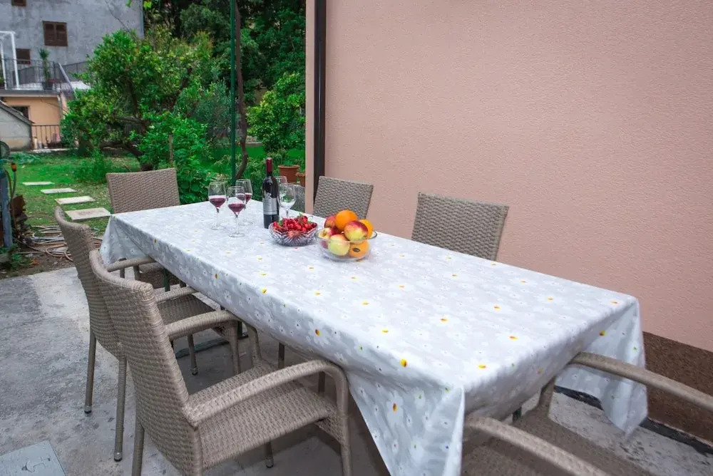 Spacious Apartment w Patio 40m From the Beach