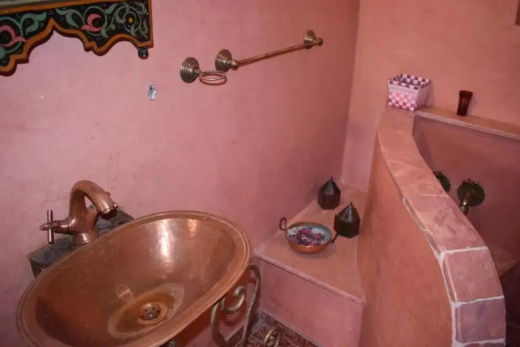 Riad Alaoui 135 with swimming pool and free parking