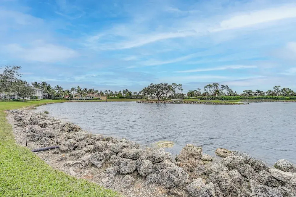 Naples Condo w/ Pond Views & Patio - Near Golf!