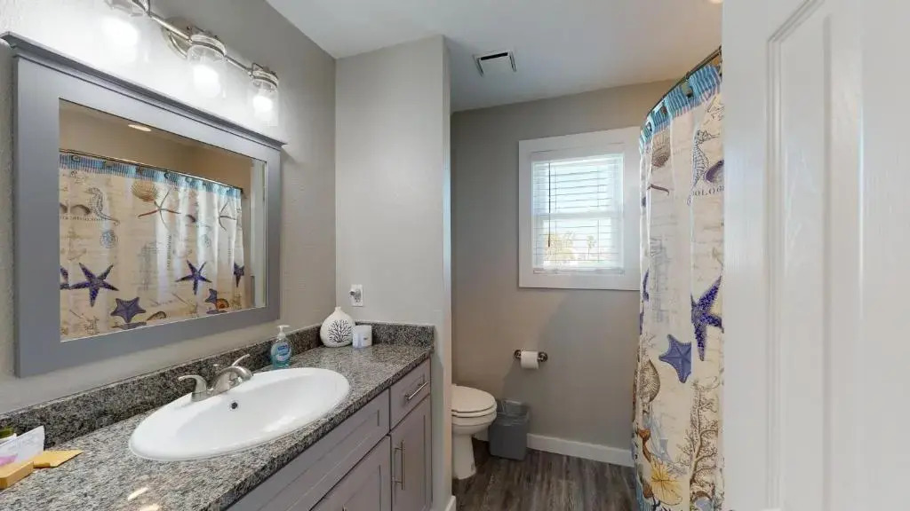 AH-D215 Newly Remodeled 2nd Floor Condo, Shared PoolHot Tub, Near Marina