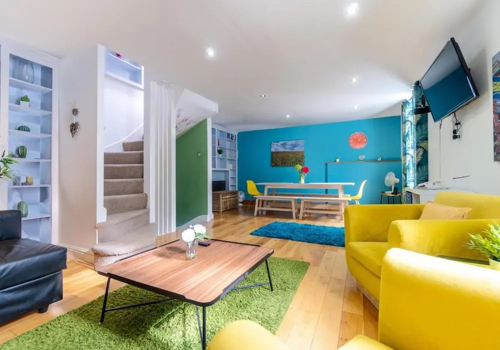 Pebble Mews House - Sleeps 6 to 8 Guests