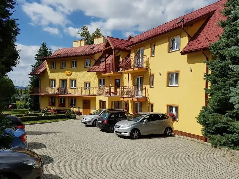 OŚRODEK WYPOCZYNKOWY NAD STAWEM - przy promenadzie, wybierany przez Gości ceniących ciszę i komfortowy wypoczynek w bezpośrednim sąsiedztwie parku zdrojowego z tężnią solankową - bez śniadań