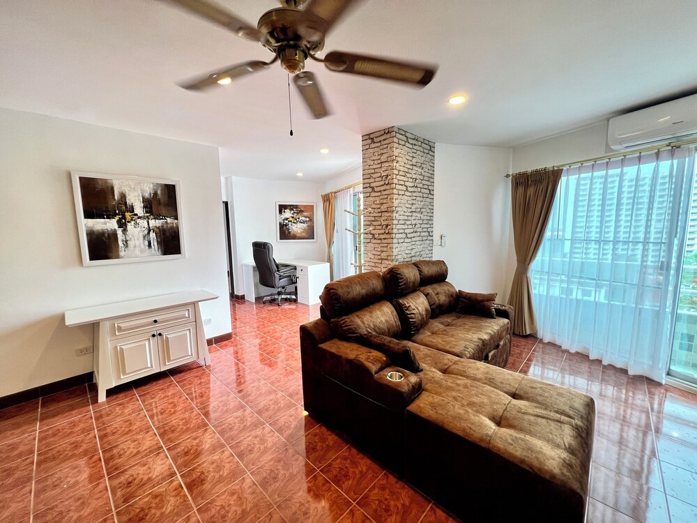 Stylish 1BR Sea-view Condo - 2 Balconies - View Talay 1 Jomtien