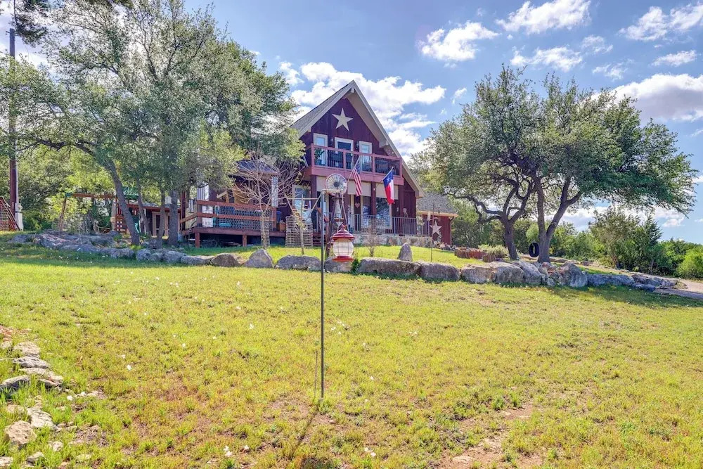 Pet-friendly Canyon Lake Cabin, 1 Mi to Water!