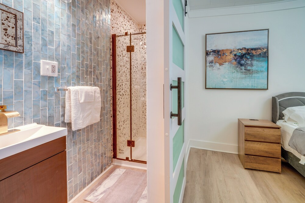 Historic Hinton Gem: Walkable Luxury Near Dtwn!