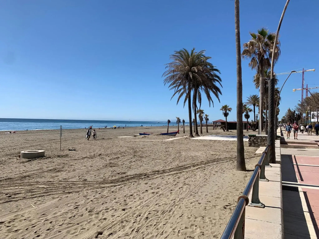 BRAND NEW STUNNING 3 BED RAISED GROUND FLOOR APARTMENT WITH SEA & POOL & MOUNTAIN VIEW INDOOR & OUTDOOR SWIMMING POOLS & GYM WALKING DISTANCE TO BEACH PORT Casa Casu Estepona