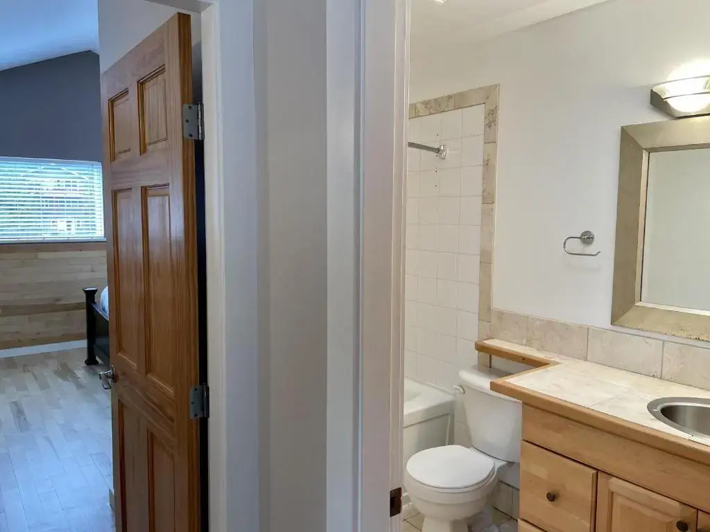 Cozy 2 Bedroom Waterfront Cottage With Hot Tub