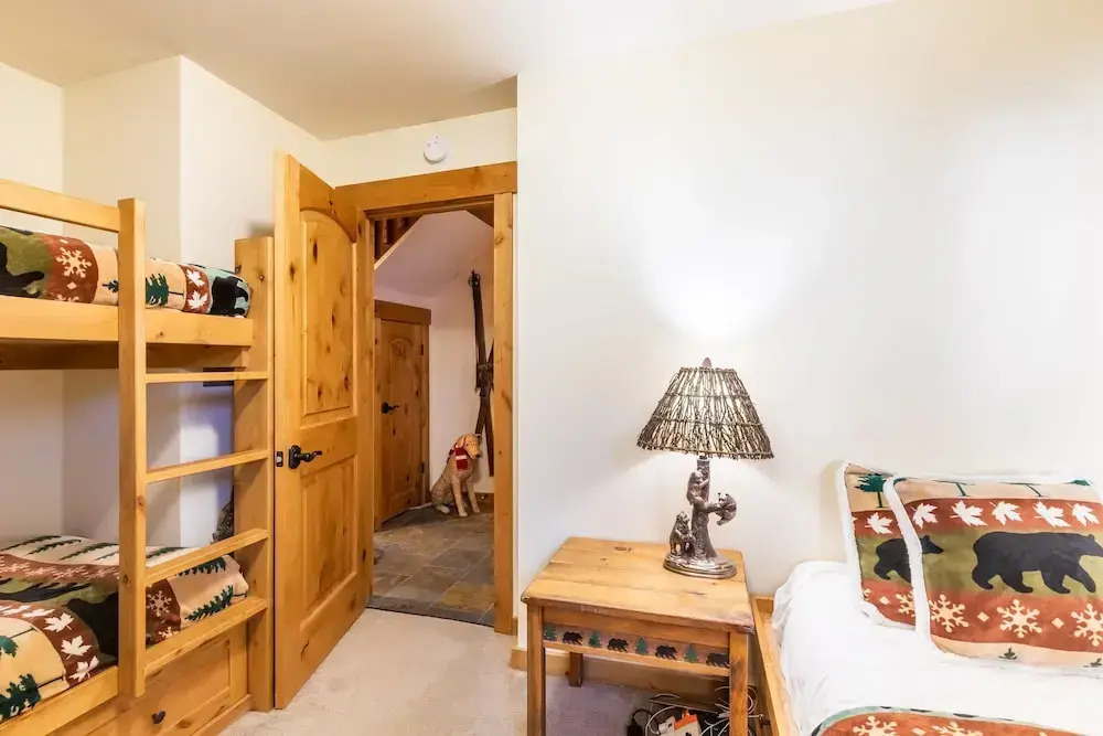 Beautiful Mountain 2 Bedroom Ski-In/Ski-Out in Ski Trails by RedAwning Save 10% on 3 Nights, 15% on 5 Nights!