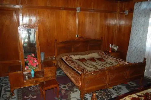 New Chez Henry Houseboat