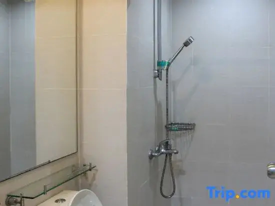 Cozy Stay at Azure w/ Wifi, PS5, TV, Karaoke, and Popcorn